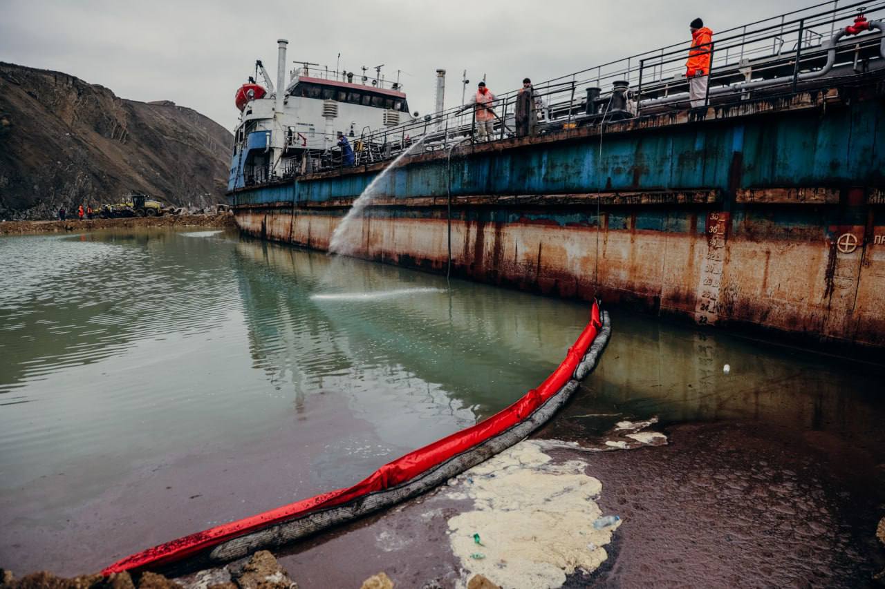 Специалисты Морспасслужбы не нашли новых выбросов мазута в акватории Анапы